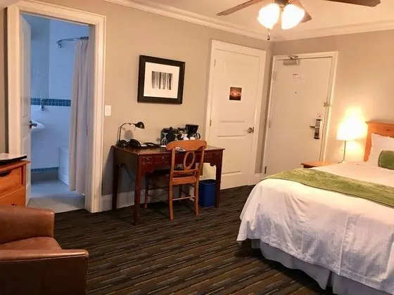 Premium Queen Room Shower - Lake View