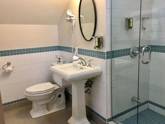 Premium Queen Room Shower - Lake View