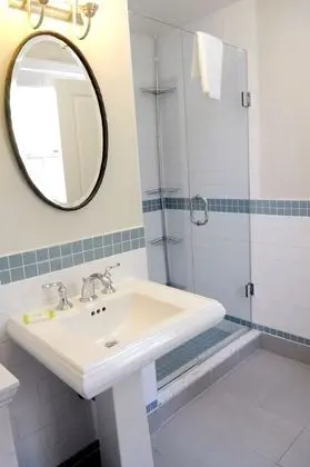 Premium Queen Room Shower - Lake View