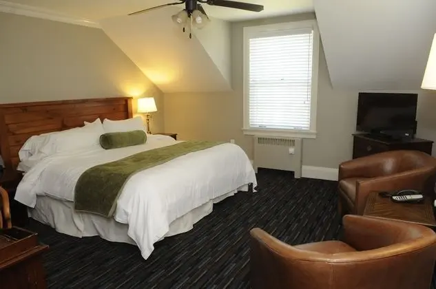 Premium Queen Room Shower - Lake View