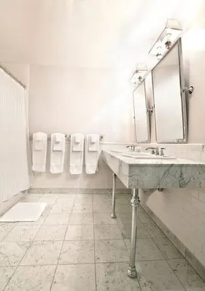Premium Oda, 2 Büyük (Queen) Boy Yatak, Engellilere Uygun (Roll-in Shower)