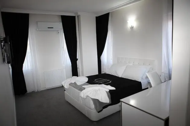 https://images.odamax.com/img/1024x768/odamax/image/upload/Demasus_Otel_Spa_202604091725484_cift_kisilik_oda.png