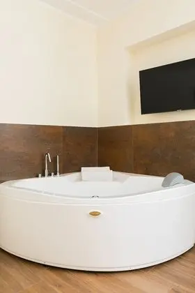 Junior Süit, Jakuzi