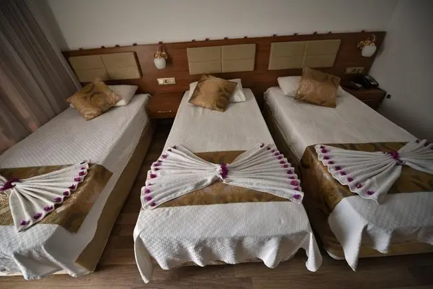Triple, Kara veya Havuz Manzaralı, Balkonlu