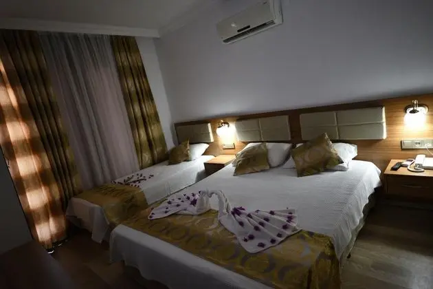 Triple, Kara veya Havuz Manzaralı, Balkonlu