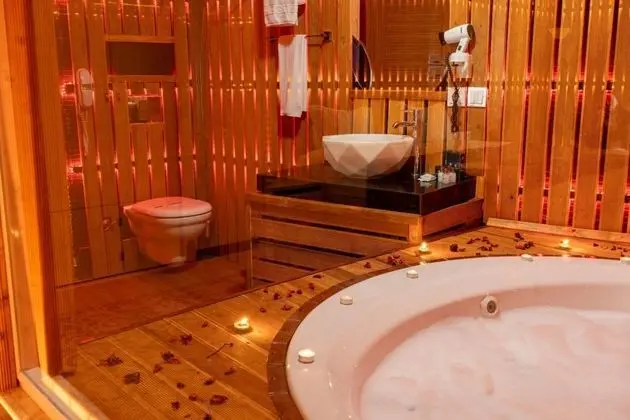 Çift Kişilik, Şehir Manzaralı, Jakuzili