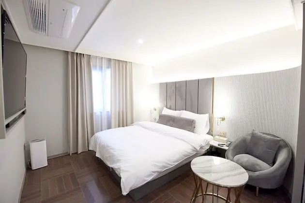 Premium Tek Büyük Yataklı Oda