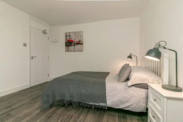 Luxury Tek Büyük Yataklı Oda, Ortak Banyo (Chestnut)