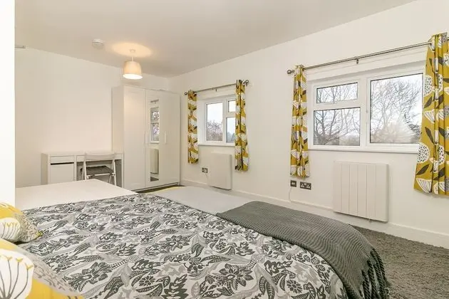 Premium Tek Büyük Yataklı Oda, Ortak Banyo (Conifer Room )