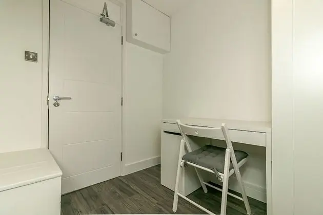 Premium Tek Büyük Yataklı Oda, Ortak Banyo (Conifer Room )