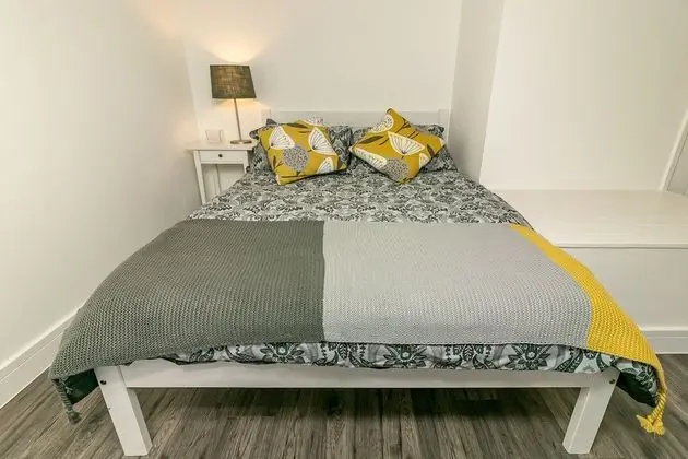Premium Tek Büyük Yataklı Oda, Ortak Banyo (Conifer Room )