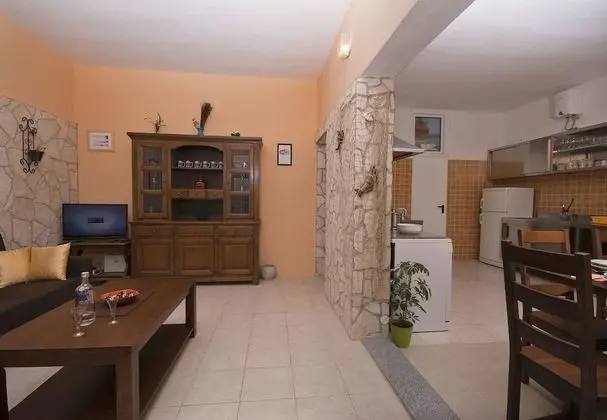 Ev (Denis - 100 m from beach - H(11))