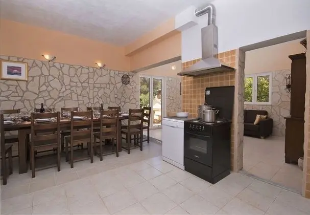 Ev (Denis - 100 m from beach - H(11))