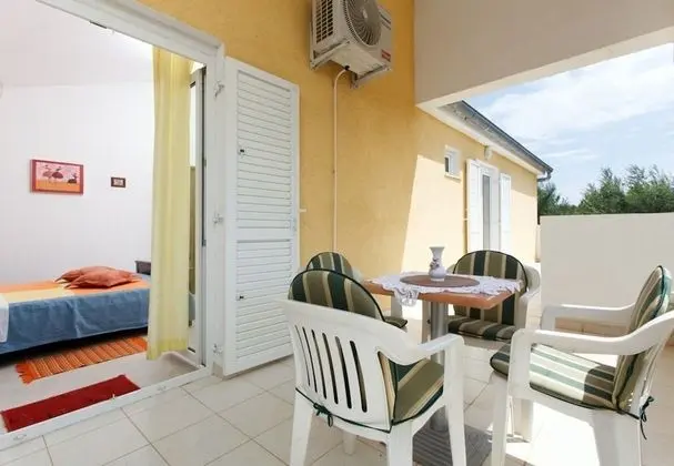 Ev (Denis - 100 m from beach - H(11))