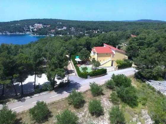 Ev (Denis - 100 m from beach - H(11))
