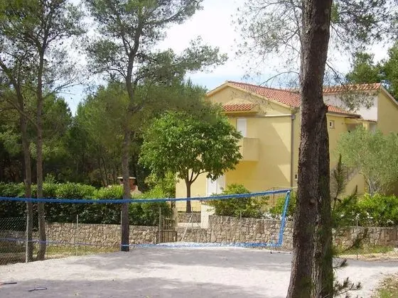 Ev (Denis - 100 m from beach - H(11))