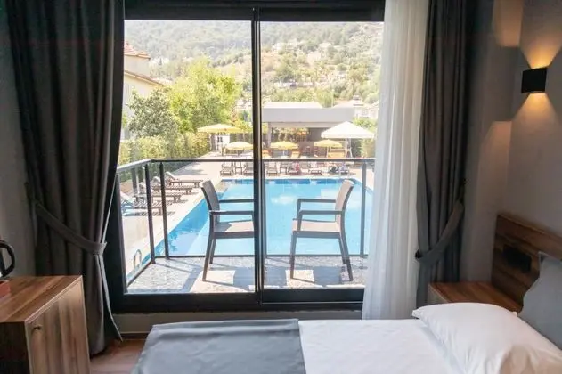 Standart Oda, Havuz Manzaralı, Balkonlu