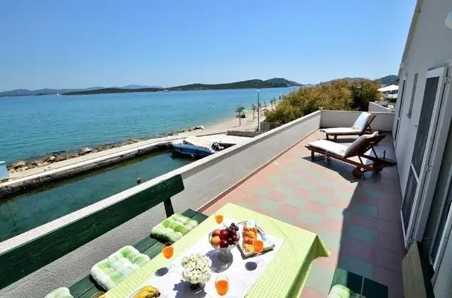 Apart Daire (Denko - right on the beach - A1(6+2))