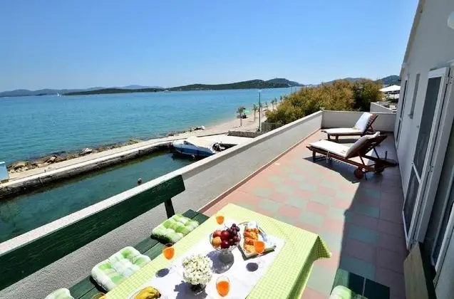 Apart Daire (Denko - right on the beach - A1(6+2))