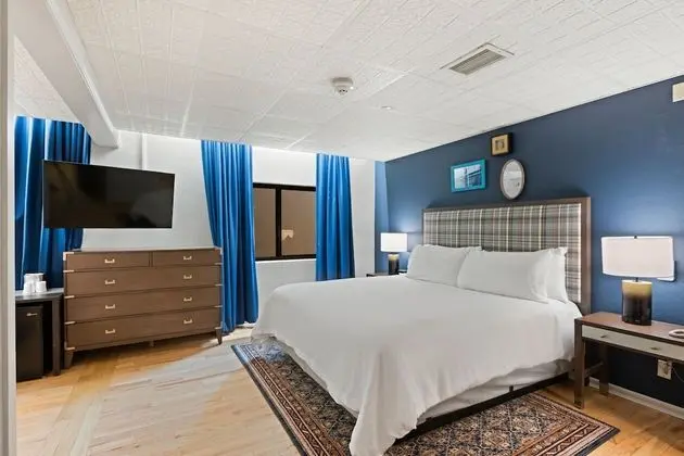 Queen bed, Interior View