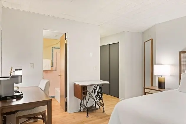 Queen bed, Interior View