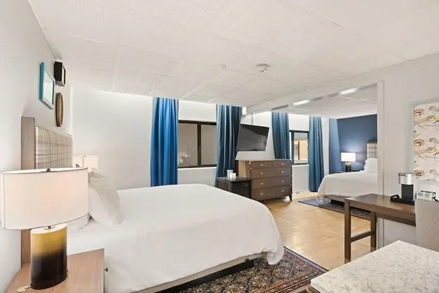 Queen bed, Interior View