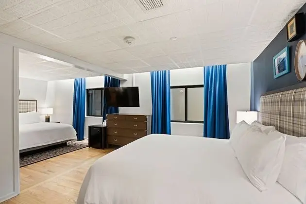 Queen bed, Interior View