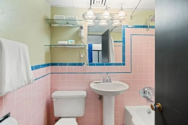 Queen bed, Interior View