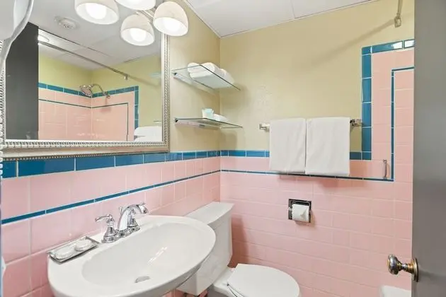 Queen bed, Interior View