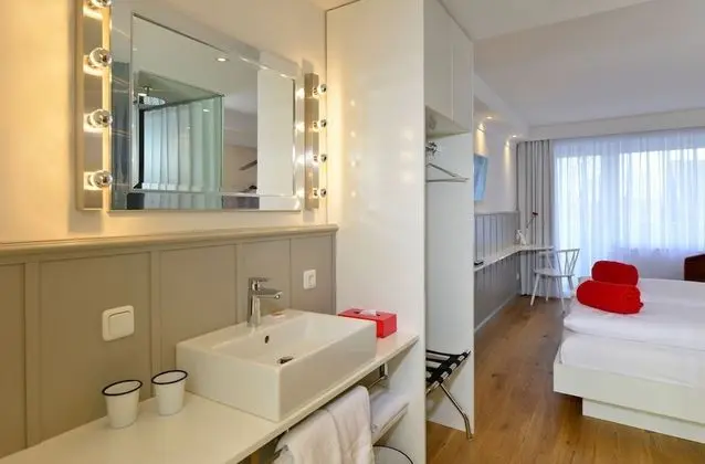 Basic Oda, 1 En Büyük (King) Boy Yatak, Balkon