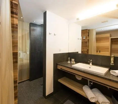 Tek Büyük Yataklı Oda, Balkon, Dağ Manzaralı