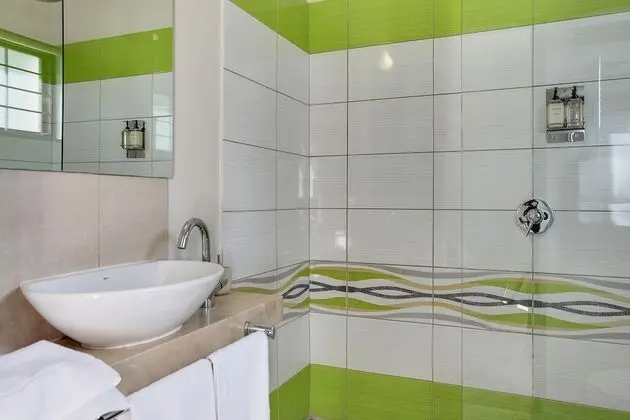 Standard Tek Büyük Yataklı Oda, Havuz Manzaralı