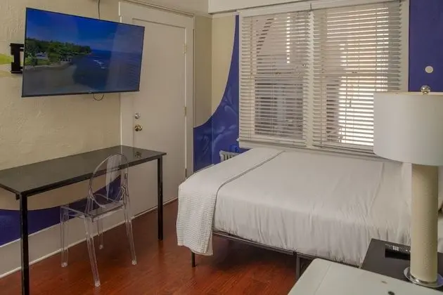 Tek Büyük Yataklı Oda, Ortak Banyo (Residential Economy)