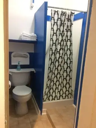Tek Büyük Yataklı Oda, Ortak Banyo (Residential Economy)