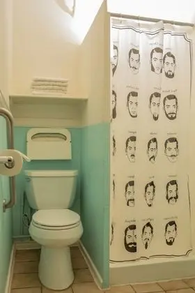 Tek Büyük Yataklı Oda, Ortak Banyo (Residential Economy)