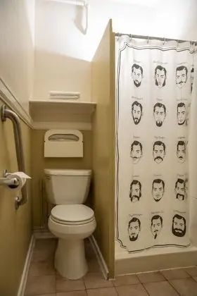 Tek Büyük Yataklı Oda, Ortak Banyo (Residential Economy)