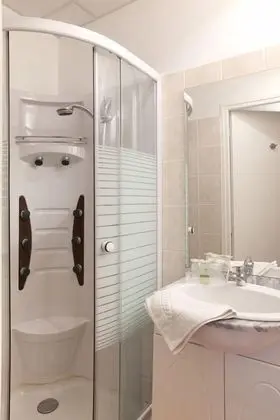 Apart Daire, Ek Bina