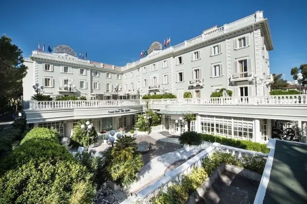 Deluxe Tek Büyük veya İki Ayrı Yataklı Oda, Havuz Manzaralı