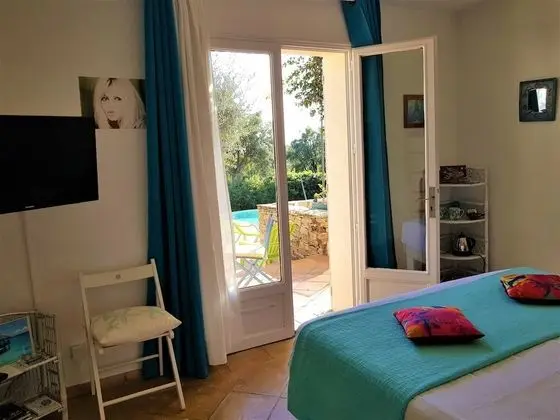 Comfort Tek Büyük Yataklı Oda, Havuz Manzaralı (Dauphin)