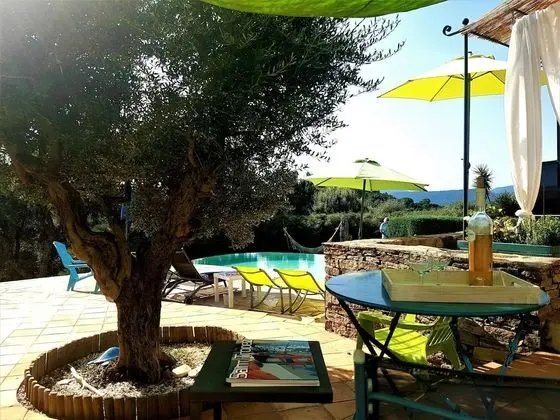 Comfort Tek Büyük Yataklı Oda, Havuz Manzaralı (Dauphin)