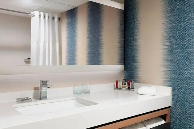 Oda, 2 Büyük (Queen) Boy Yatak (Mobility Accessible, Roll-In Shower)