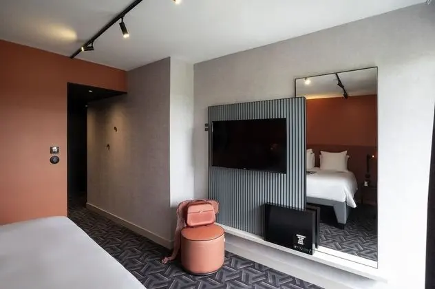 TRIBE Essential courtyard side