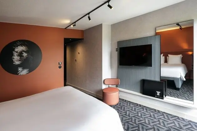 TRIBE Essential courtyard side