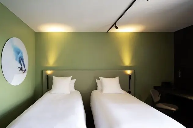 TRIBE Essential courtyard side 2 single beds