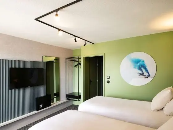 TRIBE Essential courtyard side 2 single beds