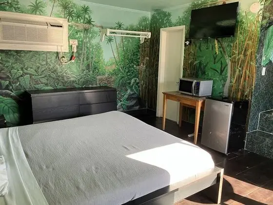 Jungle Room with Jetted Tub