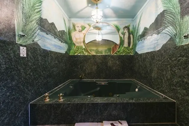 Jungle Room with Jetted Tub