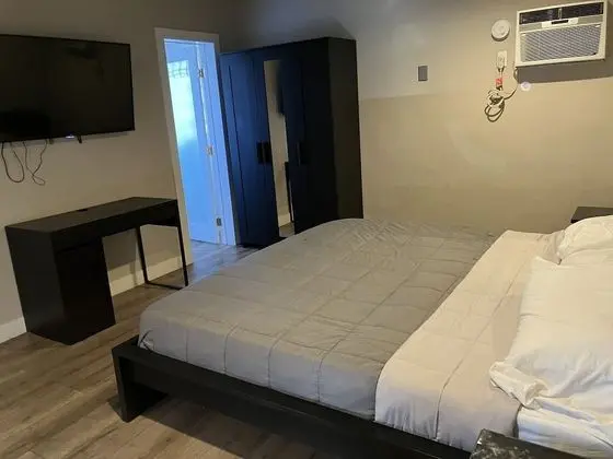 Suite with Jetted Tub