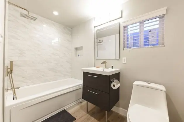Suite with Jetted Tub
