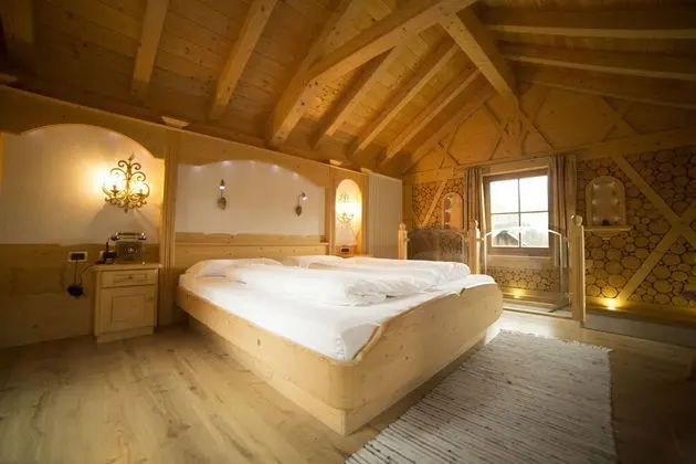 Tek Büyük Yataklı Oda (Table)